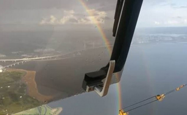 罕见！俄罗斯建筑工人462米高塔吊上拍到圆形彩虹