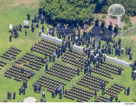 林肯公园主唱私人葬礼现场图片曝光 查斯特为什么要自杀？