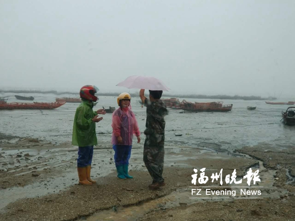福清村干部台风中苦劝3小时 渔民终于安全撤离