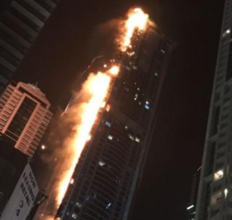 世界最高居民楼之一迪拜火炬大厦起火 楼高82层暂无伤亡消息