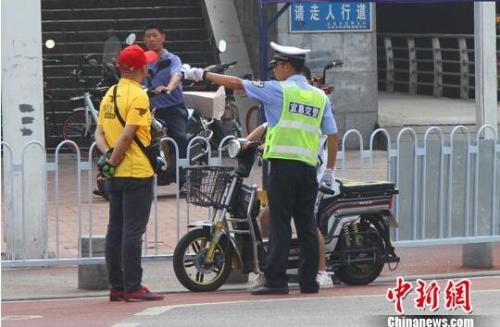 资料图：湖北宜昌50名外卖小哥在交警带领下劝导交通。 朱华刚 摄