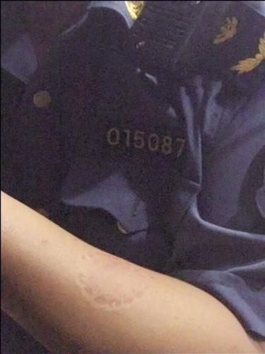 南宁“黑的”因非法营运被抓 司机弃车逃跑咬伤执法人员