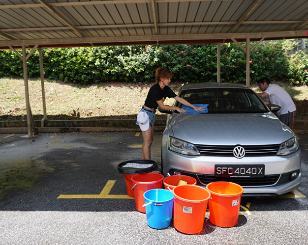 新加坡美姐颜值遭吐槽 穿热裤洗车改造形象为慈善尽一份力