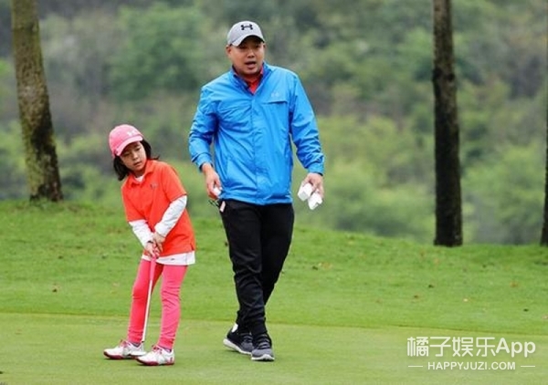 刘国梁7岁女儿刘宇婕获高尔夫世界亚军 他这个陪练球童真是没白当