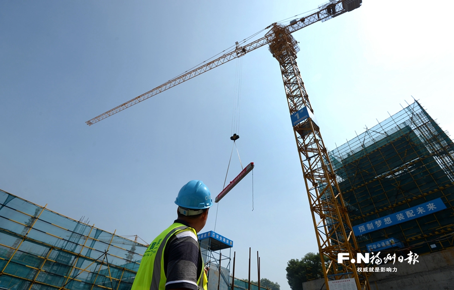 福州城区首个装配式公建项目预制构件首吊顺利完成