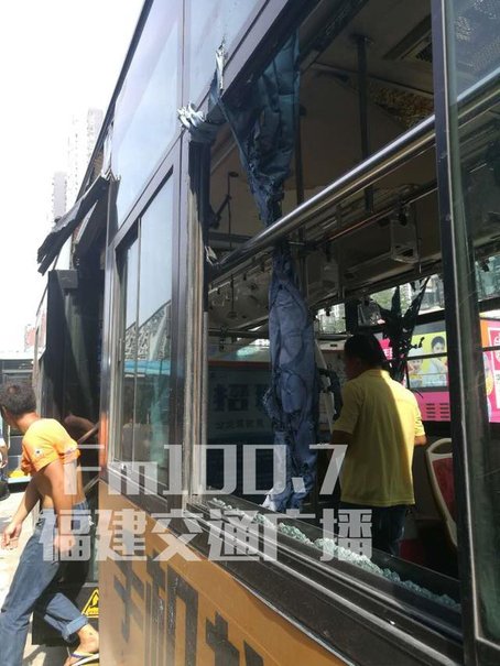 早高峰福州市区309路公交车冒烟 4名乘务人员被烧伤