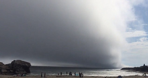美加州海滩被巨大云雾笼罩 遮天蔽日如世界末日