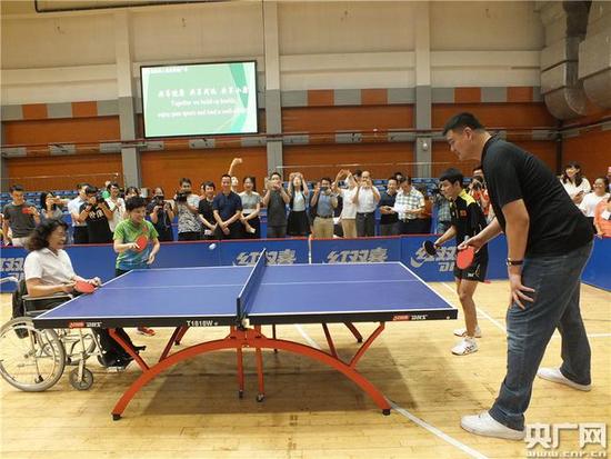 乒乓球史上最大身高差对决 姚明弯腰对战邓亚萍