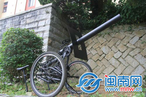 仰恩大学环卫科将废旧自行车巧变成校园景观