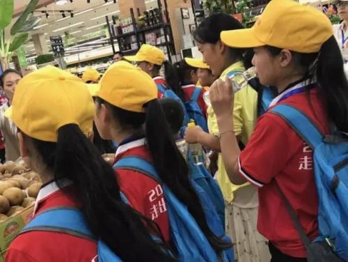 猫火车把大山的孩子带来了永辉超市，新晋网红“小黄瓶”也来助阵了！ 