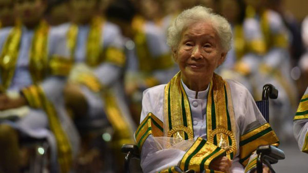 有梦就追！泰国91岁奶奶拼搏10余年终获学士学位