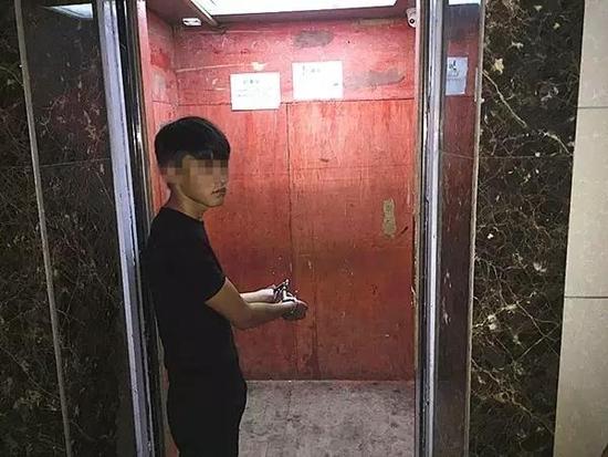 四川泸州18岁男子电梯中“变态袭胸”一老太 被行政拘留5日
