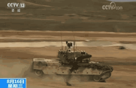 国产新锐坦克装甲车首度集中亮相 体现陆军装备最高水平！