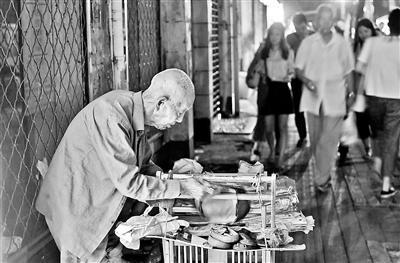 107岁老人到中国传媒大学门口摆摊卖鞋垫成“网红”