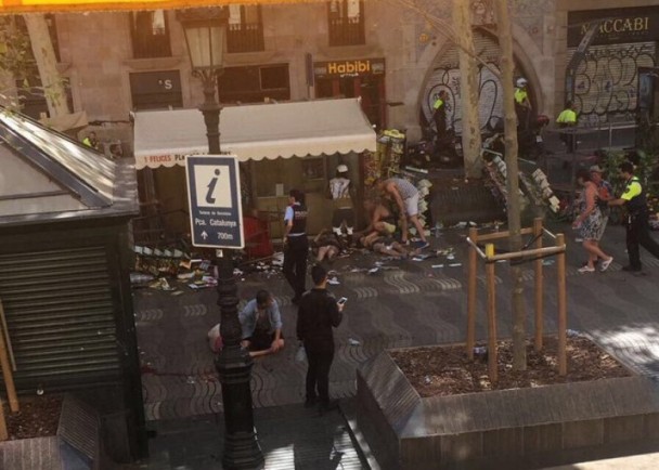 巴塞罗那一汽车冲向游客区多人受伤 现场被封锁