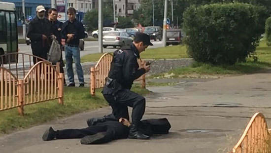 俄一19岁男子持刀攻击路人致7伤图片曝光 被警方当场击毙