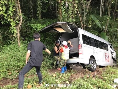 11名中国游客在泰国遇车祸受伤现场图曝光 5人重伤事故原因调查中