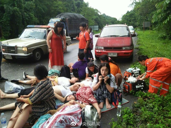 11名中国游客在泰国遇车祸受伤现场图曝光 5人重伤事故原因调查中