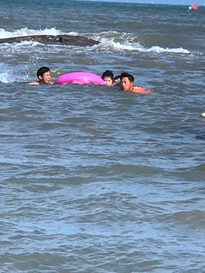 两小时13名游客遇险幸被救回 事发石狮红塔湾