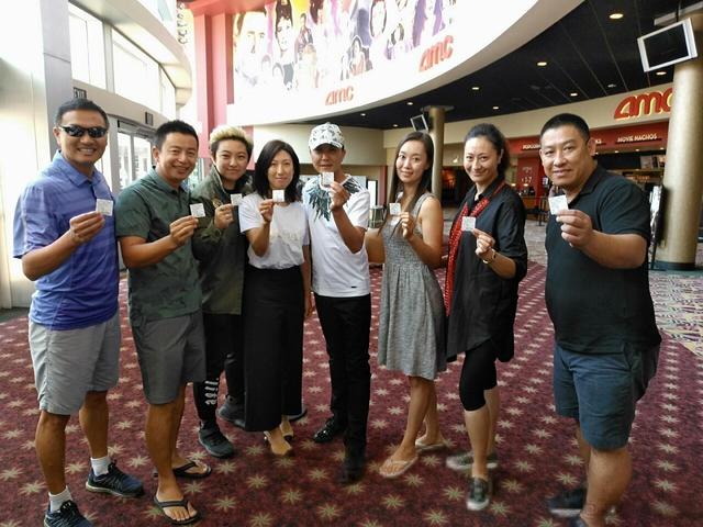吴刚在美国邀朋友看《战狼2》，结束时影厅响起掌声，中国强大！