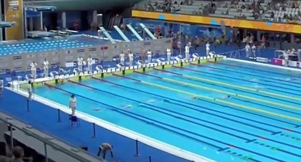 西班牙游泳选手比赛时默哀60秒 称值得失去冠军