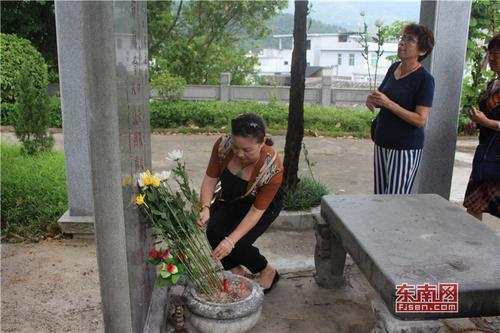 福建船政后裔在琴江村祭拜水师墓