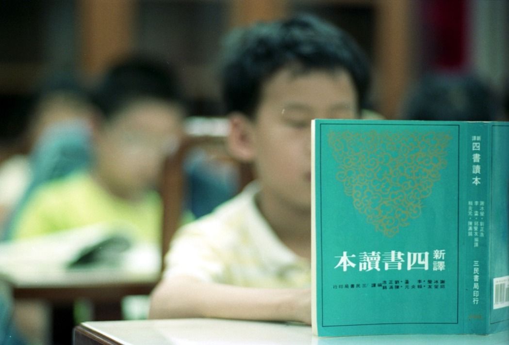 台湾高中课纲拟减少文言文争议 4万人联署反对