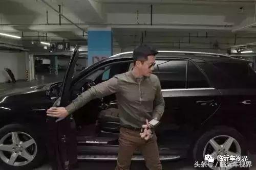 吴京的《战狼2》获大奖人未到场视频感谢，驾驶的豪车分外惹眼！