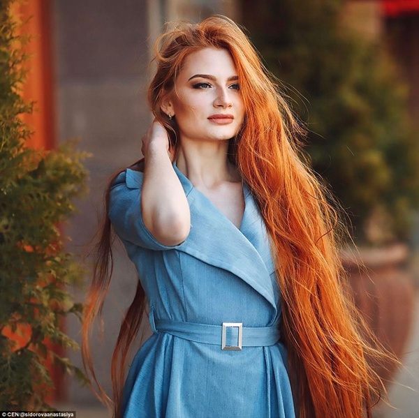 俄真人版“长发公主”秀发长逾1米 曾严重脱发（2）