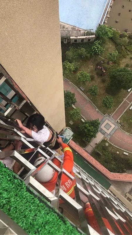 突发！福州一女子欲跳楼 悬在17层防盗窗外！现场视频太惊险了！