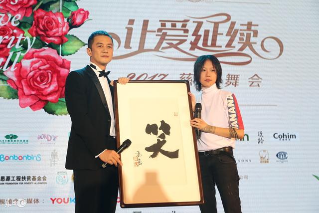 黄晓明吴京王菲都不及一个11岁的李嫣，一幅字画竟然拍出26万元！
