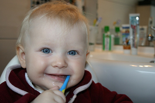 碳酸饮料更易伤牙 预防儿童龋齿更需正确刷牙
