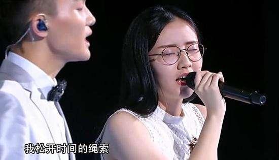 《中国新歌声》鸟巢决赛之夜，17岁的湖南女孩惊艳全场