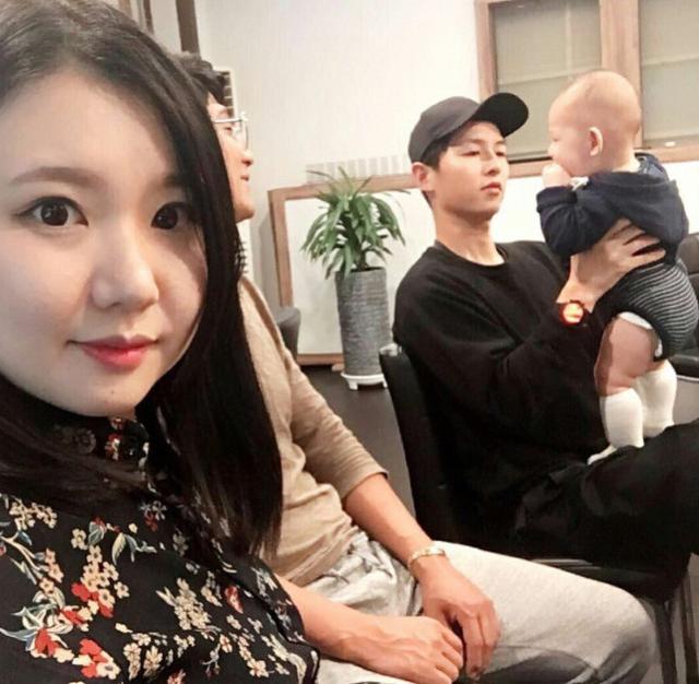 宋仲基抱着小婴儿画面太温馨 宋慧乔赶紧给他生一个吧
