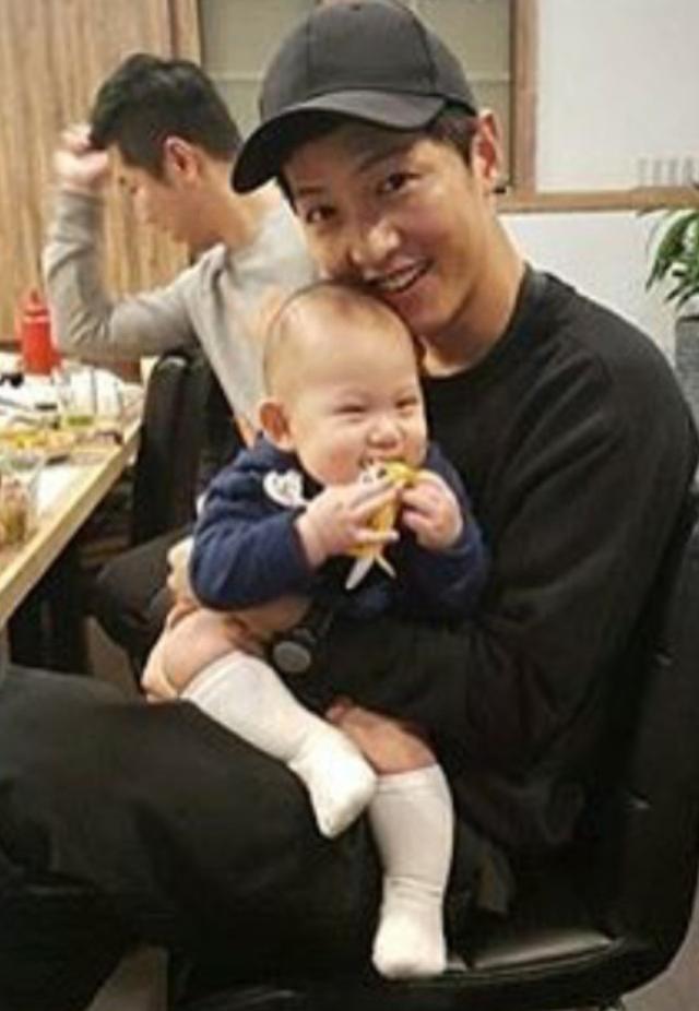 宋仲基抱着小婴儿画面太温馨 宋慧乔赶紧给他生一个吧