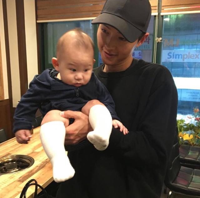宋仲基抱着小婴儿画面太温馨 宋慧乔赶紧给他生一个吧
