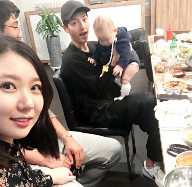 宋仲基抱着小婴儿画面太温馨 宋慧乔赶紧给他生一个吧