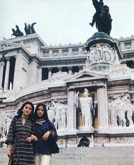 1977年林青霞和胡因梦同游意大利旧照 网友：这才是真正的女神