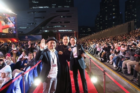 2017釜山国际电影节开幕 苍井优携作品参加走红毯
