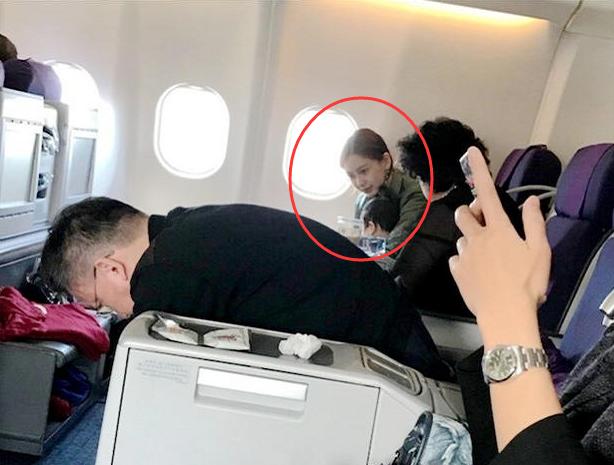 杨颖带娃坐飞机被质疑买热搜！看了这些照片却被“余文乐”抢戏！