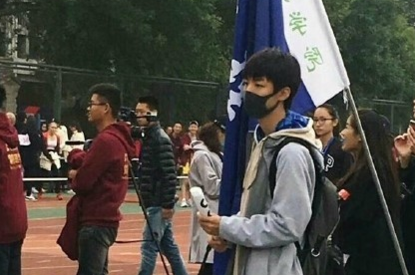 王俊凯大学作业发微博被粉丝挤爆 运动会低调戴口罩拿衣服（2）