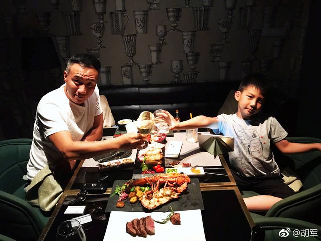 康康与胡军吃龙虾拍照，总裁范太帅！与父亲更像兄弟！