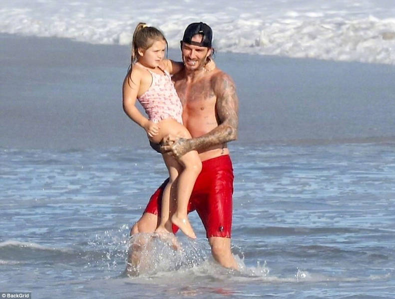 贝克汉姆带女儿去海边玩耍 穿泳装的小七肉呼呼好可爱