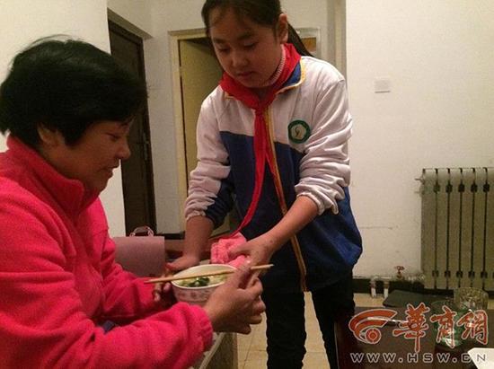 陕西铜川：单亲女孩独自照顾瘫痪妈妈 从5岁开始已近7年