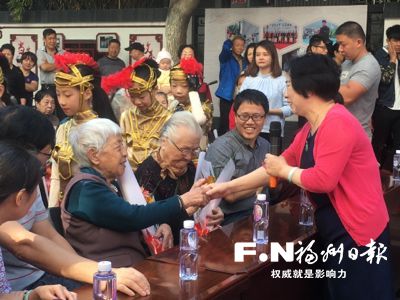 鼓楼军门社区连续24年为老年人集体过重阳节