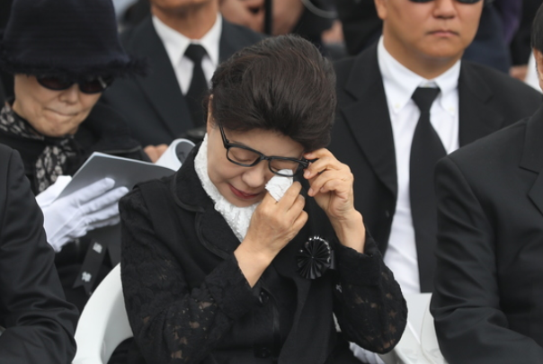 朴槿惠父亲朴正熙追悼会开始前 文在寅所送花圈被人撤掉