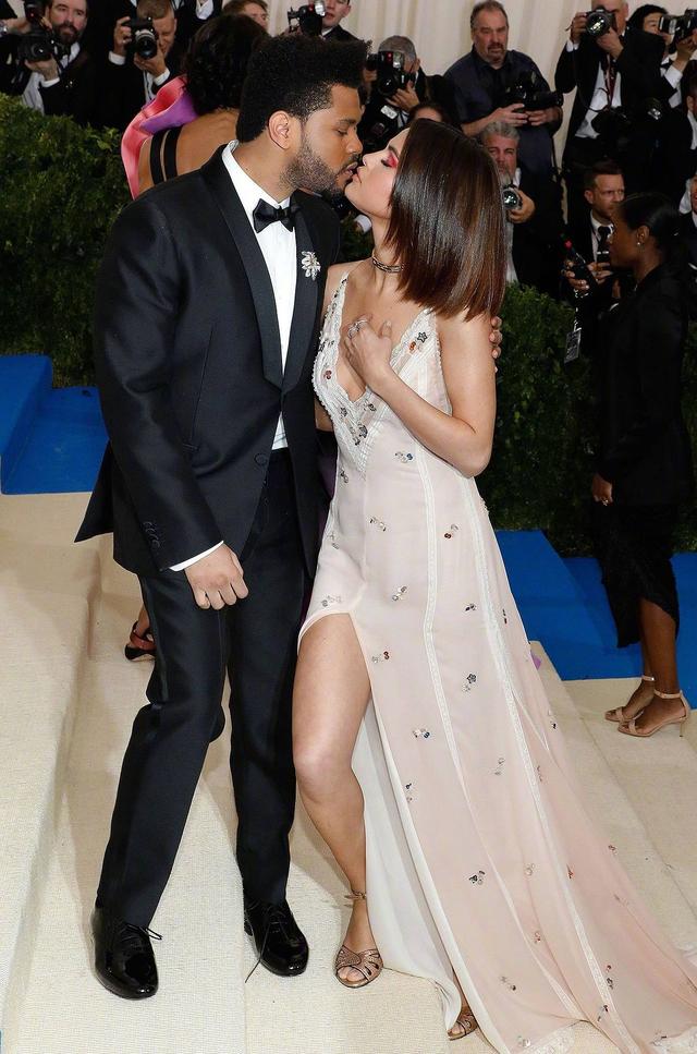 重磅！赛琳娜正式与盆栽哥分手后，与贾斯汀比伯诉衷肠