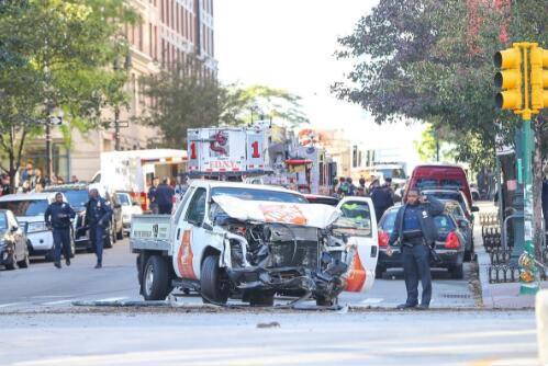 美国纽约发生卡车撞人恐怖袭击已致8死 嫌犯被捕