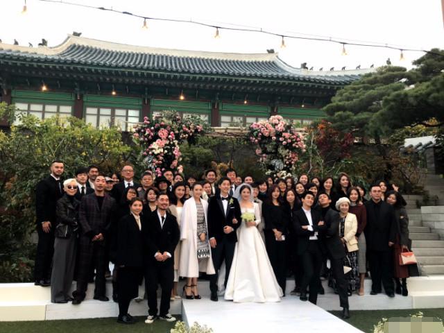 章子怡微博晒双宋婚礼照，大合影竟然站在C位，国际章厉害