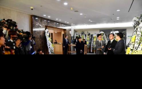 韩国演员金柱赫于今日出殡,车太贤、李准基、文根英等人到场送别